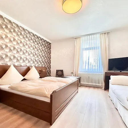 Hotell Deutsches Haus Mit Wlan Und Parkplatz, Hdz Und Kliniken In Der Naehe, Direkt An Der A2 Und A30 Gelegen