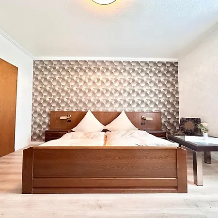 Hotell Deutsches Haus Mit Wlan Und Parkplatz, Hdz Und Kliniken In Der Naehe, Direkt An Der A2 Und A30 Gelegen *